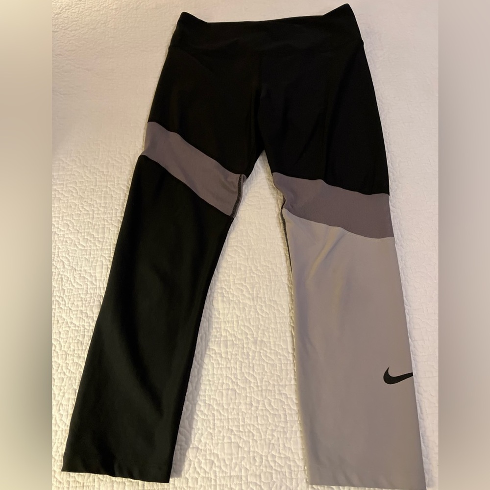 Nike Fri-Fit Color block, womens Med. Legging, Excellent condition. Leg Swoosh.